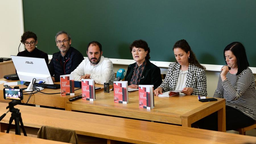 De esquerda a dereita, Mª Soliña Barreiro, Andrés Bellas, Marcos Maceira, Margarita Ledo Andión, Uxía Caride e Iria Taibo. FOTO: Santi Alvite De esquerda a dereita, Mª Soliña Barreiro, Andrés Bellas, Marcos Maceira, Margarita Ledo Andión, Uxía Caride e Iria Taibo. FOTO: Santi Alvite