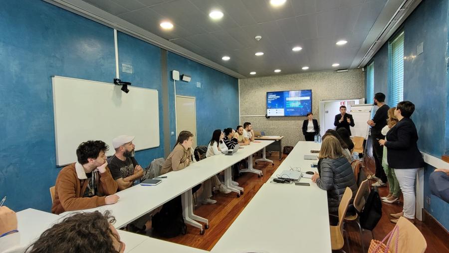 Na primeira das sesións, analizouse o contexto do reto formulado para identificar oportunidades que axuden á súa resolución Na primeira das sesións, analizouse o contexto do reto formulado para identificar oportunidades que axuden á súa resolución