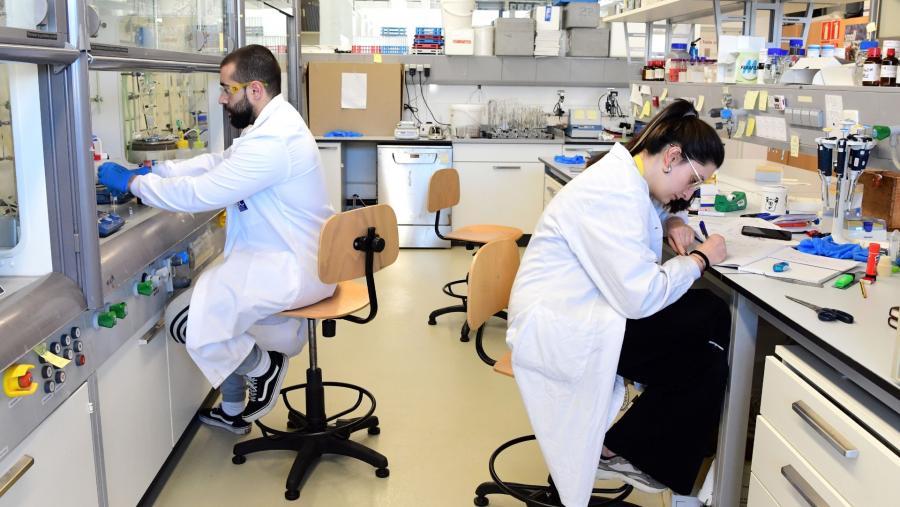 Investigadores nun laboratorio da USC. Foto: Santi Alvite Investigadores nun laboratorio da USC. Foto: Santi Alvite