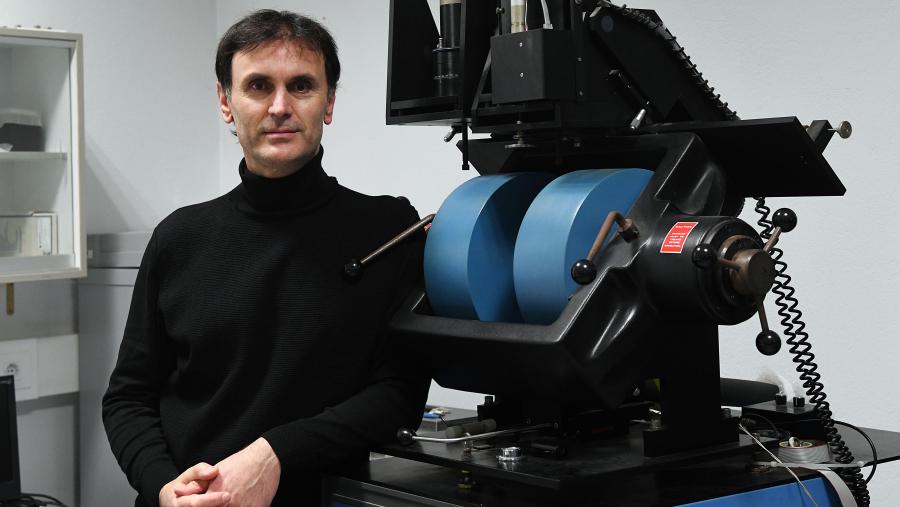 O profesor Mira (Baio, A Coruña) abarcou na súa traxectoria investigadora áreas de coñecemento que van dende a ciencia de materiais e a física matemática ata o estudo de sistemas sociais. FOTO: Santi Alvite O profesor Mira (Baio, A Coruña) abarcou na súa traxectoria investigadora áreas de coñecemento que van dende a ciencia de materiais e a física matemática ata o estudo de sistemas sociais. FOTO: Santi Alvite