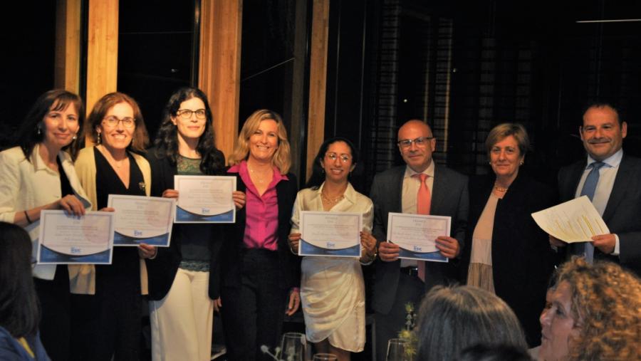 Belén Bande e Sandra Castro, primeira e terceira pola esquerda, xunto con outros galardoados no XXXVII Congreso AEDEM Belén Bande e Sandra Castro, primeira e terceira pola esquerda, xunto con outros galardoados no XXXVII Congreso AEDEM