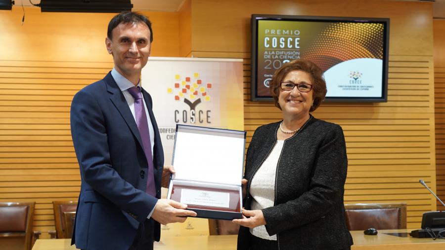 Jorge Mira recolleu o premio de mans de Perla Wahnon Benarroch, presidenta de COSCE. FOTO: @COSCEorg Jorge Mira recolleu o premio de mans de Perla Wahnon Benarroch, presidenta de COSCE. FOTO: @COSCEorg