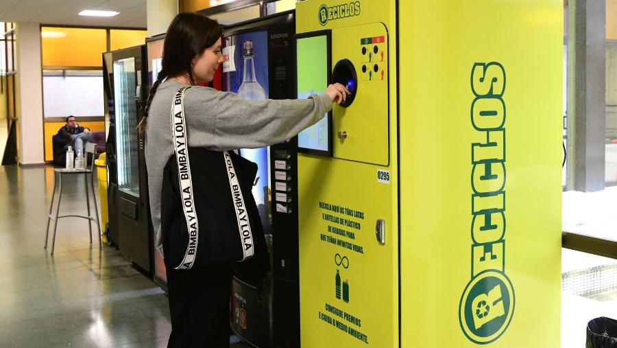 A comunidade universitaria poderá seguir reciclando as latas e botellas de plástico de bebidas que consuma, facilitando así a circularidade destes residuos. FOTO: Santi Alvite A comunidade universitaria poderá seguir reciclando as latas e botellas de plástico de bebidas que consuma, facilitando así a circularidade destes residuos. FOTO: Santi Alvite