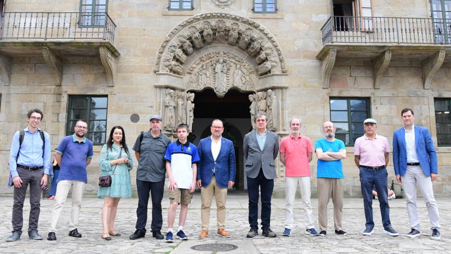 Foto de familia do reitor e o delegado para o Deporte cos xadrecistas, familiares e traballadores da Área Deportiva. FOTO: Santi Alvite Foto de familia do reitor e o delegado para o Deporte cos xadrecistas, familiares e traballadores da Area Deportiva. FOTO: Santi Alvite