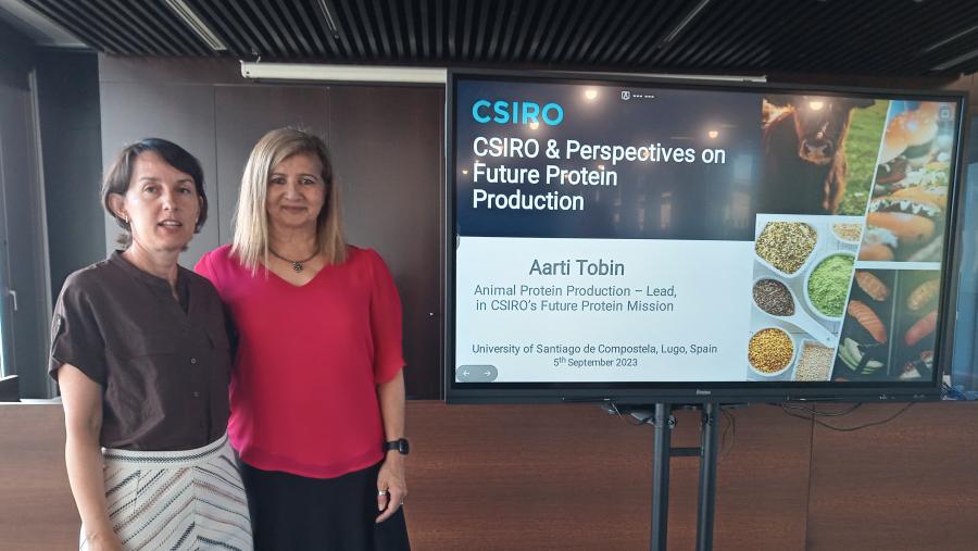 A investigadora Ramón y Cajal Patricia López, á esquerda, e a investigadora Aarti Tobin, na Aula de Produtos Lácteos e Tecnoloxías Alimentarias da USC A investigadora Ramón y Cajal Patricia López, á esquerda, e a investigadora Aarti Tobin, na Aula de Produtos Lácteos e Tecnoloxías Alimentarias da USC