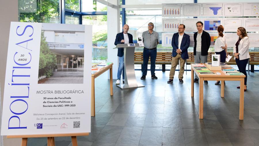A mostra bibliográfica, situada na Sala de Descanso da Biblioteca, recolle os libros máis prestados e unha escolla dos artigos máis relevantes publicados entre 1991 e 2021. FOTO: Santi Alvite A mostra bibliográfica, situada na Sala de Descanso da Biblioteca, recolle os libros máis prestados e unha escolla dos artigos máis relevantes publicados entre 1991 e 2021. FOTO: Santi Alvite