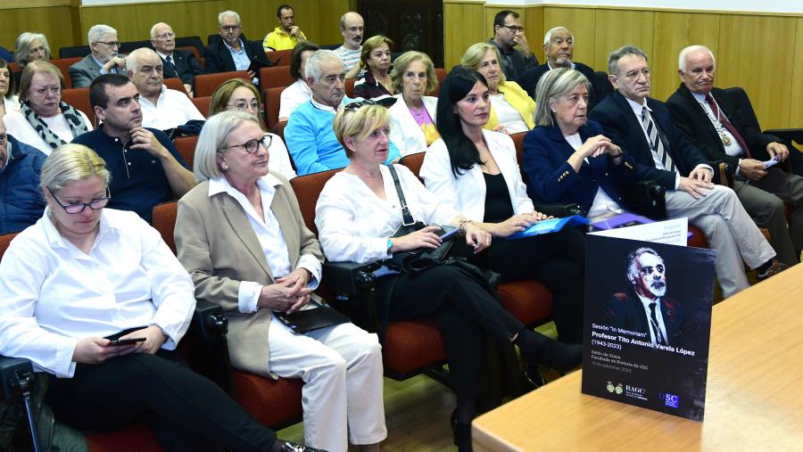 A familia do profesor, sentada en primeiro termo, estivo presente na homenaxe. FOTO: Santi Alvite A familia do profesor, sentada en primeiro termo, estivo presente na homenaxe. FOTO: Santi Alvite