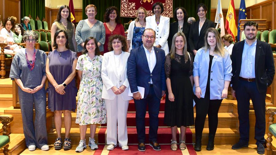 Foto de familia de reitor, autoridades e persoas premiadas. FOTO: Santi Alvite