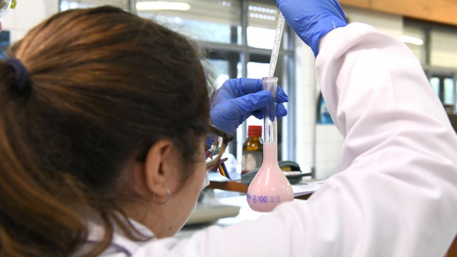 Entre as medidas que propón este grupo de científicas está o apoio técnico á muller xestante para traballos de campo e laboratorio. Imaxe de arquivo dun laboratorio da USC. FOTO: Santi Alvite Entre as medidas que propón este grupo de científicas está o apoio técnico á muller xestante para traballos de campo e laboratorio. Imaxe de arquivo dun laboratorio da USC. FOTO: Santi Alvite