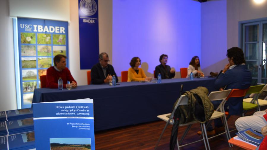 De esquerda a dereita, Urquijo, Ramil, López Mosquera, Pereira e Romero, na sede do Ibader