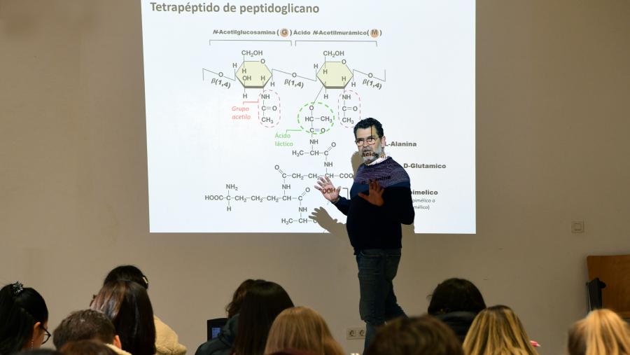 No capítulo de profesorado, o Consello de Goberno tamén deu luz verde á planificación complementaria 2023 da Proposta de actuacións en materia de PDI . Imaxe de arquivo dunha clase da USC. FOTO: Santi Alvite No capítulo de profesorado, o Consello de Goberno tamén deu luz verde á planificación complementaria 2023 da Proposta de actuacións en materia de PDI . Imaxe de arquivo dunha clase da USC. FOTO: Santi Alvite