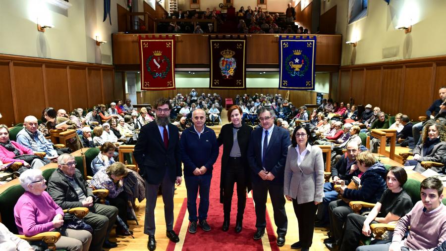 A vicerreitora Pilar Murias, no centro, presidiu o acto de clausura. FOTO: Santi Alvite A vicerreitora Pilar Murias, no centro, presidiu o acto de clausura. FOTO: Santi Alvite
