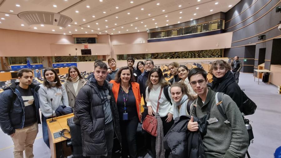 Durante a visita, o estudantado tivo a oportunidade de coñecer as instalacións do parlamento e manter varias conversacións coa eurodeputada anfitrioa, Ana Miranda Durante a visita, o estudantado tivo a oportunidade de coñecer as instalacións do parlamento e manter varias conversacións coa eurodeputada anfitrioa, Ana Miranda