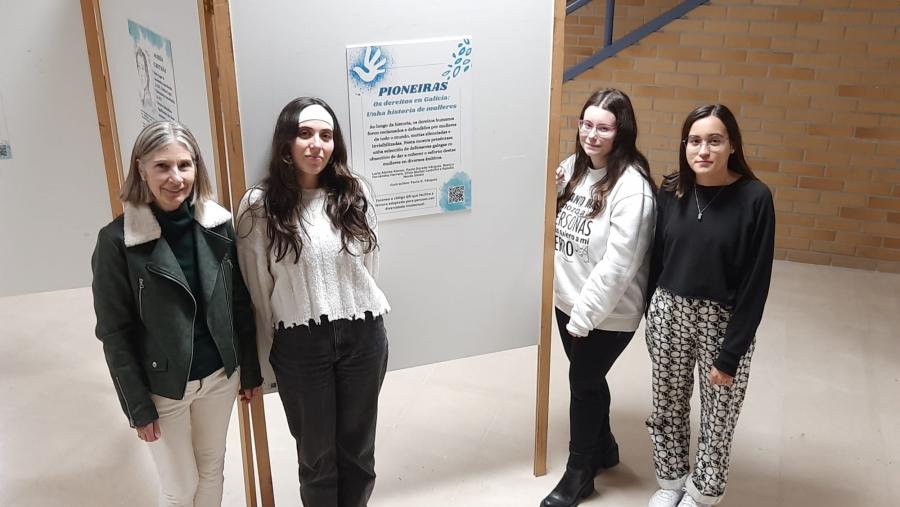 Fernández Herrero, á esquerda, con alumnas do grao en Ciencias da Cultura e Difusión Cultural Fernández Herrero, á esquerda, con alumnas do grao en Ciencias da Cultura e Difusión Cultural