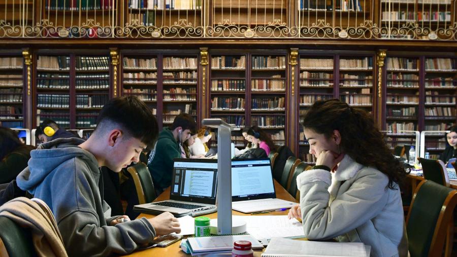 A Olimpíada Solidaria de Estudo é unha actividade de sensibilización e educación para o desenvolvemento a través da cal a mocidade pode participar e comprometerse con proxectos de cooperación. Imaxe de arquivo da biblioteca de Xeografía e Historia. FOTO: Santi Alvite A Olimpíada Solidaria de Estudo é unha actividade de sensibilización e educación para o desenvolvemento a través da cal a mocidade pode participar e comprometerse con proxectos de cooperación. Imaxe de arquivo da biblioteca de Xeografía e Historia. FOTO: Santi Alvite