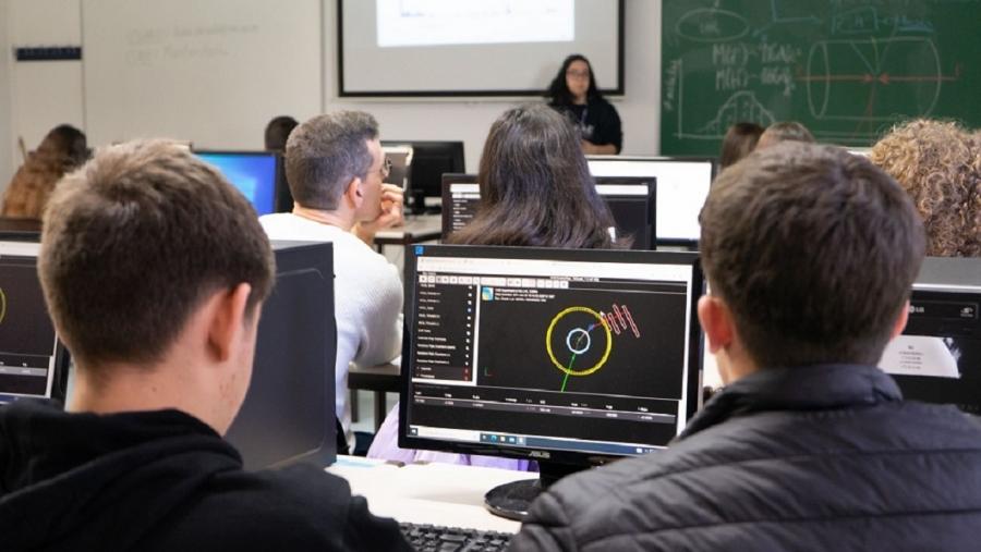 Poderán participar dous estudantes de 2º bacharelato de cada centro. É posible inscribir tamén a unha terceira persoa de reserva, que poderá ser admitida dependendo da evolución das inscricións. Poderán participar dous estudantes de 2º bacharelato de cada centro. É posible inscribir tamén a unha terceira persoa de reserva, que poderá ser admitida dependendo da evolución das inscricións.