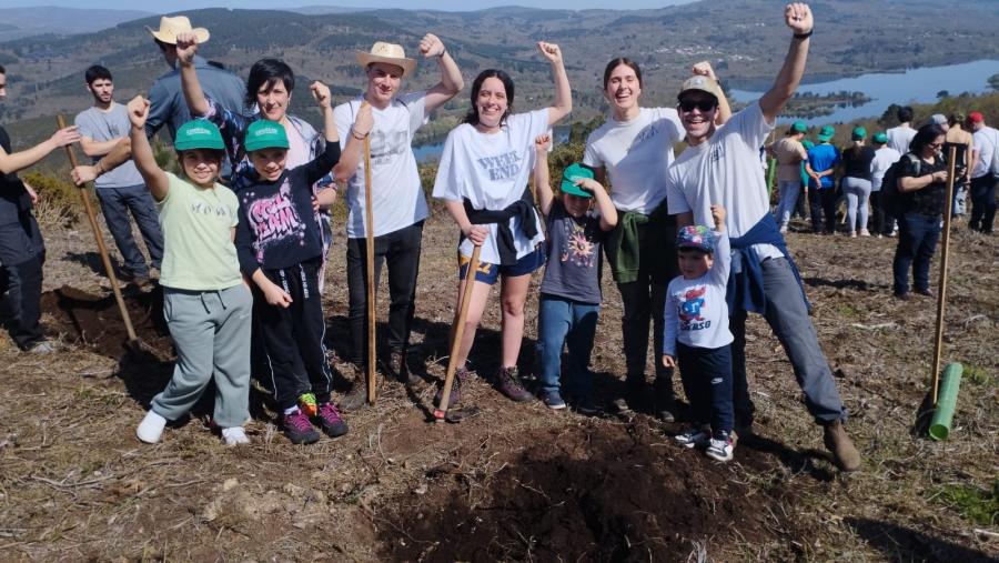 Participantes na xornada do proxecto ApS 'Plantando cara ao lume', na serra do Xurés Participantes na xornada do proxecto ApS 'Plantando cara ao lume', na serra do Xurés