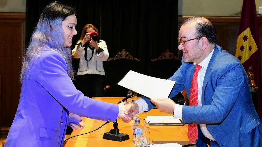 Coral Carballedo recibiu o recoñecemento da man do reitor compostelán. Foto: Santi Alvite Coral Carballedo recibiu o recoñecemento da man do reitor compostelán. Foto: Santi Alvite