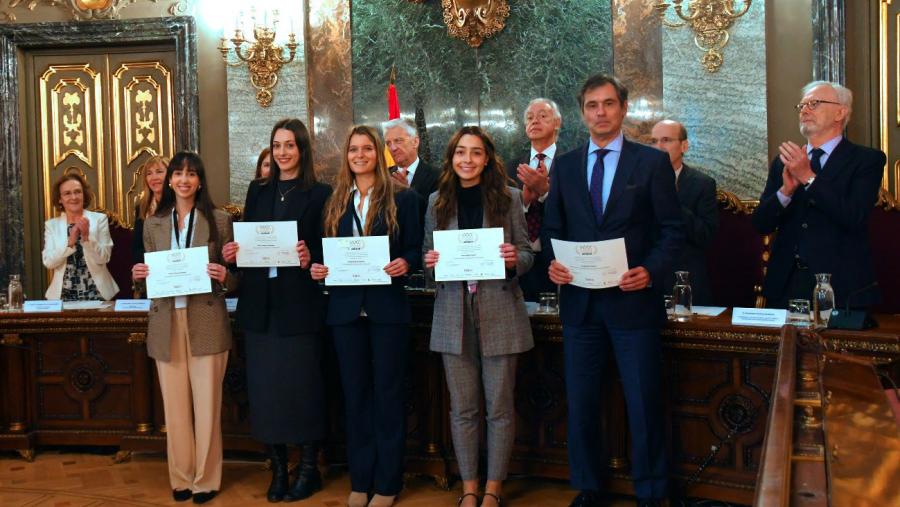 A estudante da USC Alba Vázquez, segunda pola esquerda, posando co seu recoñecemento. A estudante da USC Alba Vázquez, segunda pola esquerda, posando co seu recoñecemento.