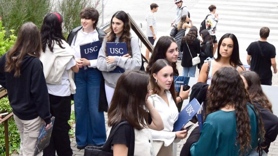 Estudantes no Campus Sur da USC. FOTO: Santi Alvite Estudantes no Campus Sur da USC. FOTO: Santi Alvite