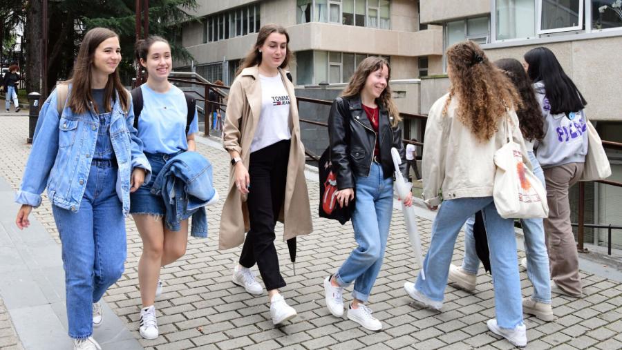 Estudantes no Campus Sur da USC. FOTO: Santi Alvite Estudantes no Campus Sur da USC. FOTO: Santi Alvite