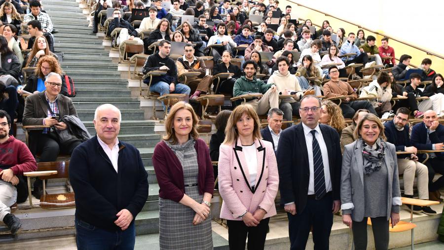Xoán Doldán, esquerda, Eleva Rivo, Carmen Rodríguez, Gumersindo Feijoo e Maite Cancelo participaron no acto central na USC da V Semana Universitaria da Economía Social. FOTO: Santi Alvite Xoán Doldán, esquerda, Eleva Rivo, Carmen Rodríguez, Gumersindo Feijoo e Maite Cancelo participaron no acto central na USC da V Semana Universitaria da Economía Social. FOTO: Santi Alvite