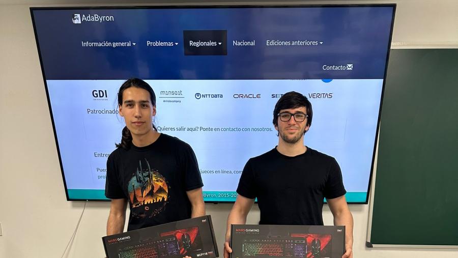 Pablo Díaz Viñambres e Pablo Landrove Pérez-Gorgoroso posan co premio. Foto: CPEIG Pablo Díaz Viñambres e Pablo Landrove Pérez-Gorgoroso posan co premio. Foto: CPEIG