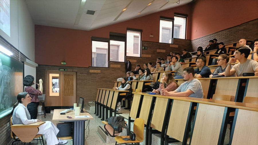 Joana Castro e Irene Suárez, na sesión informativa con alumnado da EPS de Enxeñaría Joana Castro e Irene Suárez, na sesión informativa con alumnado da EPS de Enxeñaría