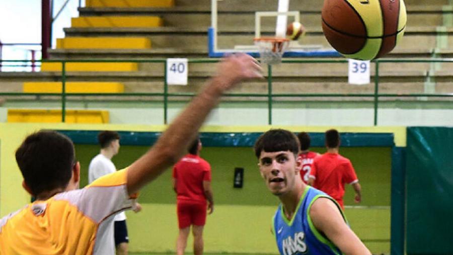 As xornadas inclúen deportes coma o baloncesto. FOTO: Santi Alvite As xornadas inclúen deportes coma o baloncesto. FOTO: Santi Alvite