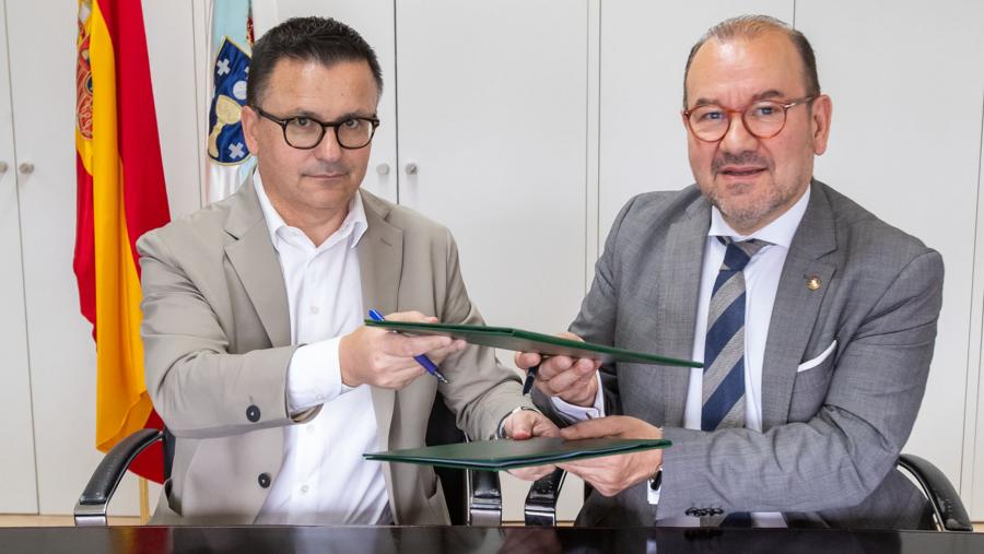 Asinarono convenio o reitor Antonio López e o conselleiro José González. Foto: Xunta de Galicia Asinarono convenio o reitor Antonio López e o conselleiro José González. Foto: Xunta de Galicia