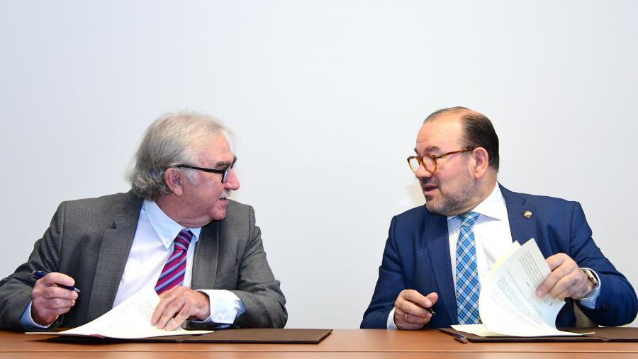 Antonio López e Juan Montabes asinaron o acordo. Foto: Santi Alvite Antonio López e Juan Montabes asinaron o acordo. Foto: Santi Alvite