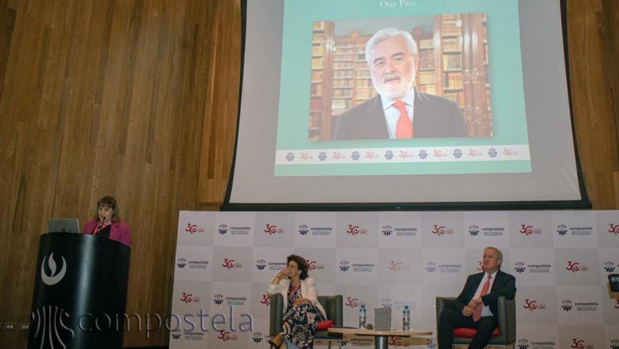 A vicerreitora López Couso fixo a laudatio no recoñecemento ao profesor Villanueva A vicerreitora López Couso fixo a laudatio no recoñecemento ao profesor Villanueva