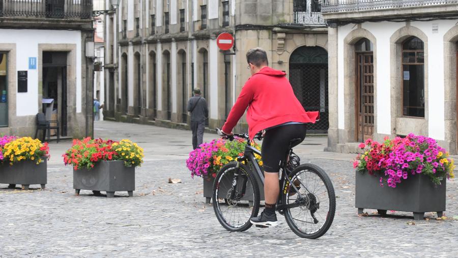 Este proxecto, impulsado pola área de Saúde e Medio Ambiente e financiado polo Ministerio de Transición Enerxética e Reto Demográfico, ten como obxectivo mellorar a calidade do aire en áreas urbanas mediante a promoción da mobilidade activa e sostible en bicicleta. FOTO: Santi Alvite Este proxecto, impulsado pola área de Saúde e Medio Ambiente e financiado polo Ministerio de Transición Enerxética e Reto Demográfico, ten como obxectivo mellorar a calidade do aire en áreas urbanas mediante a promoción da mobilidade activa e sostible en bicicleta. FOTO: Santi Alvite