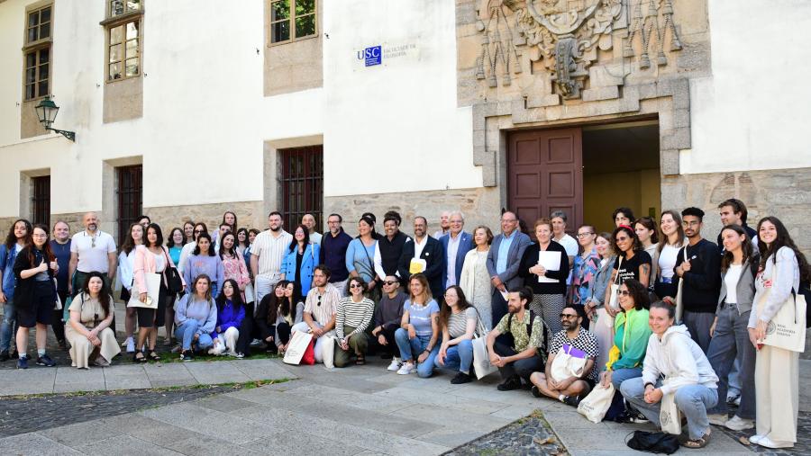 Foto de familia de participantes e representantes da organización dos cursos 'Galego sen fronteiras'. FOTO: Santi Alvite Foto de familia de participantes e representantes da organización dos cursos 'Galego sen fronteiras'. FOTO: Santi Alvite