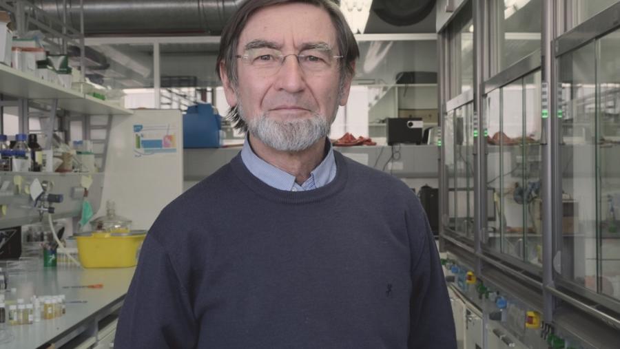 O profesor Riguera nos laboratorios do CiQUS. Foto: CiQUS O profesor Riguera nos laboratorios do CiQUS. Foto: CiQUS
