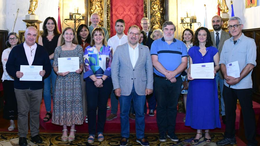 As persoas representantes dos centros premiados posan coas autoridades universitarias e o público asistente. Foto: Santi Alvite As persoas representantes dos centros premiados posan coas autoridades universitarias e o público asistente. Foto: Santi Alvite
