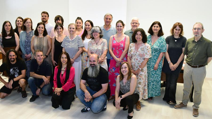Foto de familia cos integrantes do novo centro, algúns dos cales asistiron á xuntanza de xeito virtual Foto de familia cos integrantes do novo centro, algúns dos cales asistiron á xuntanza de xeito virtual
