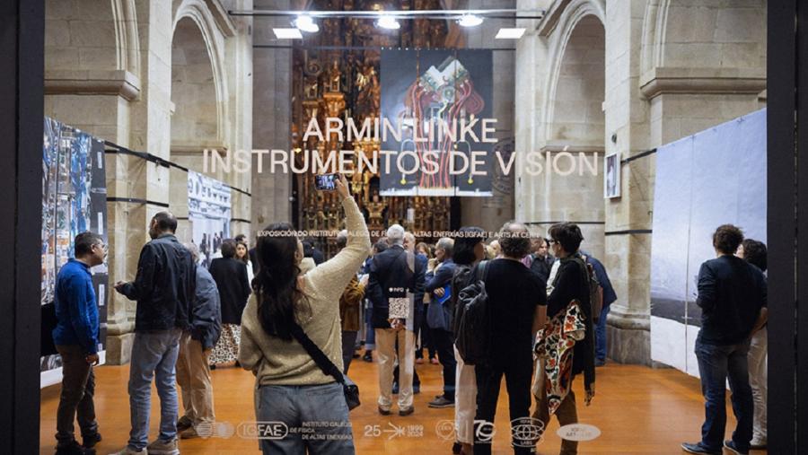 Visitantes da mostra 'Instrumentos de visión' na Igrexa da Universidade Visitantes da mostra 'Instrumentos de visión' na Igrexa da Universidade