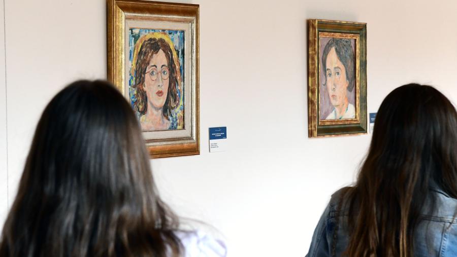 Dúas visitantes contemplan dous dos retratos da mostra. FOTO: Santi Alvite Dúas visitantes contemplan dous dos retratos da mostra. FOTO: Santi Alvite
