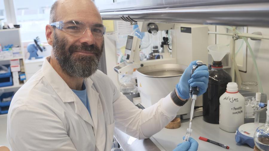Julián Bergueiro no seu laboratorio do CiQUS da USC. Foto: CiQUS Julián Bergueiro no seu laboratorio do CiQUS da USC. Foto: CiQUS
