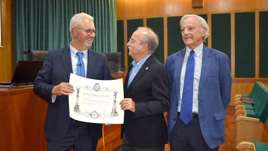 O profesor González Manteiga co diploma que acredita o ingreso, acompañado do presidente da sección de Matemáticas da Academia, Ildefonso Díaz, e do tamén académico Daniel Peña. Foto: Real Academia de Ciencias O profesor González Manteiga co diploma que acredita o ingreso, acompañado do presidente da sección de Matemáticas da Academia, Ildefonso Díaz, e do tamén académico Daniel Peña. Foto: Real Academia de Ciencias