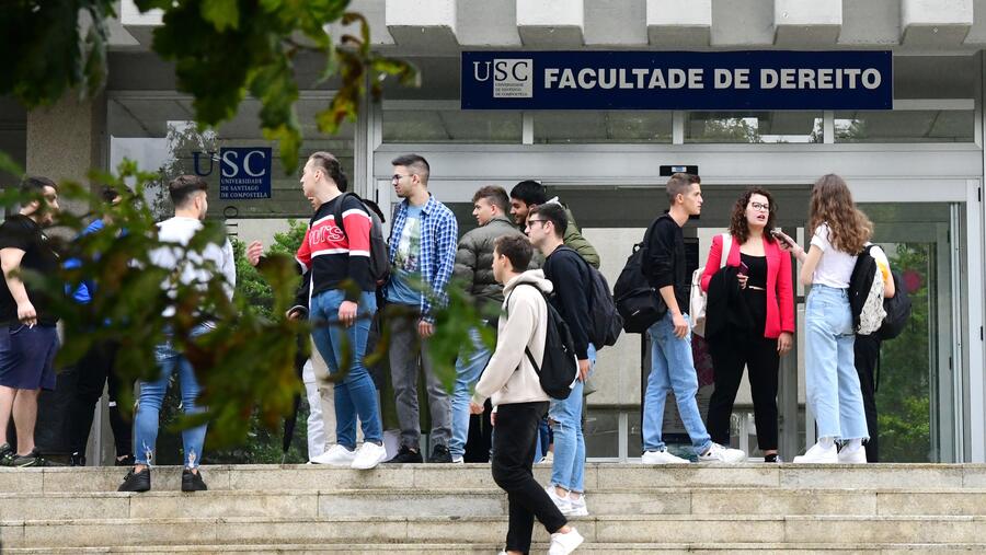 A convocatoria diríxese a alumnado da USC en ensinanzas vinculadas coa rama de coñecemento socio xurídica, tanto de grao como de mestrado. Foto: santi Alvite A convocatoria diríxese a alumnado da USC en ensinanzas vinculadas coa rama de coñecemento socio xurídica, tanto de grao como de mestrado. Foto: santi Alvite