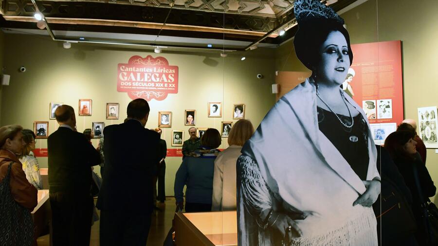 En primeiro plano a cantante Ángeles Ottein, irmá da tamén cantante Ofelia Nieto. Foto: Santi Alvite En primeiro plano a cantante Ángeles Ottein, irmá da tamén cantante Ofelia Nieto. Foto: Santi Alvite