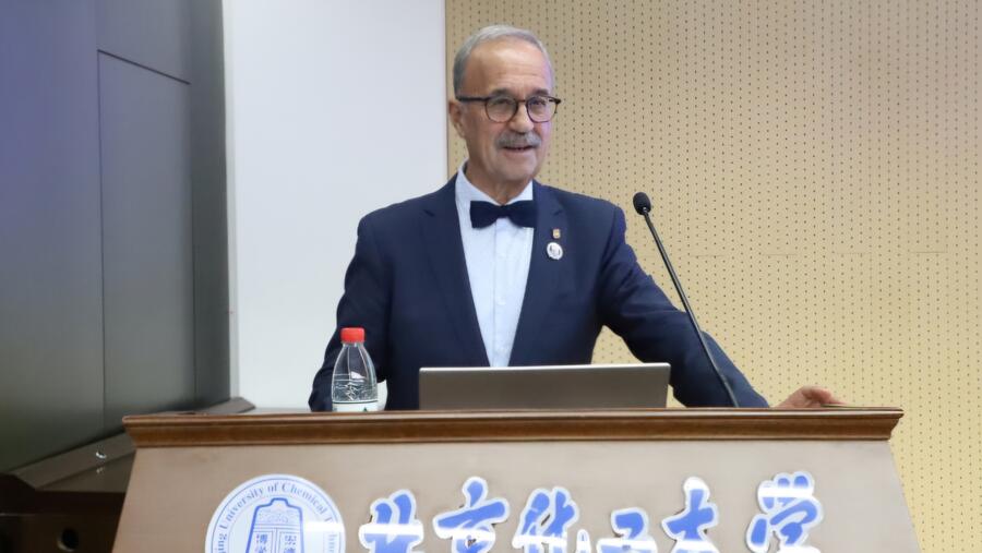 O profesor Lema, agradecendo o recoñecemento en Beijing O profesor Lema, agradecendo o recoñecemento en Beijing