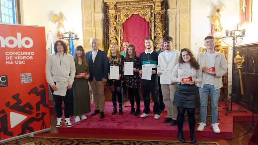 As persoas premiadas, acompañadas por Valentín García, Gumersindo Feijoo e Manuel Núñez Singala As persoas premiadas, acompañadas por Valentín García, Gumersindo Feijoo e Manuel Núñez Singala