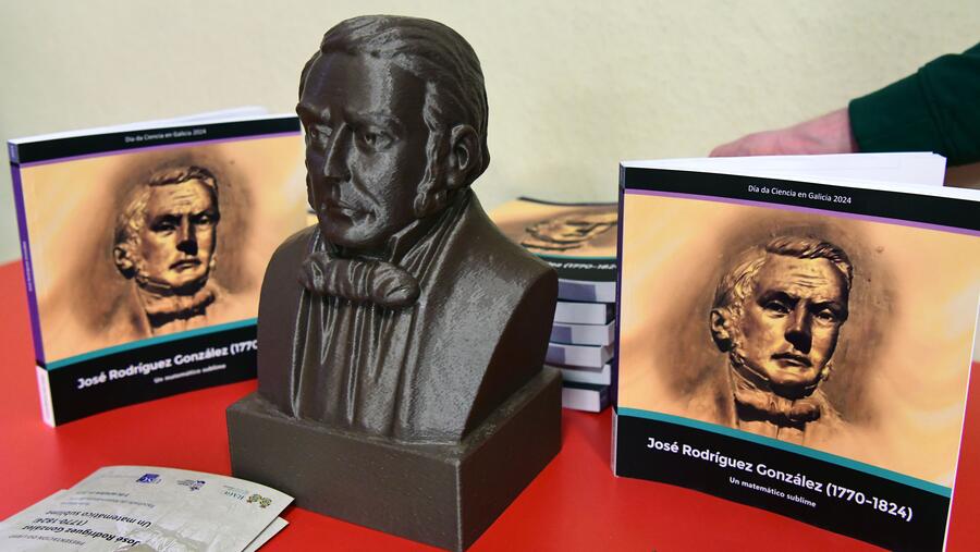 Busto de José Rodríguez González e libro na súa homenaxe. FOTO: Santi Alvite Busto de José Rodríguez González e libro na súa homenaxe. FOTO: Santi Alvite