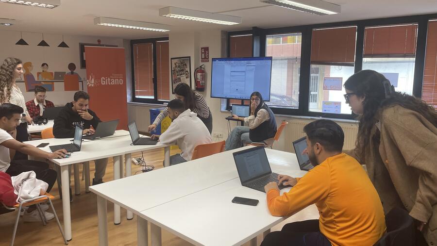 Estudantado de ADE e persoas usuarias da Fundación durante unha das xornadas nas que se desenvolveu o proxecto Estudantado de ADE e persoas usuarias da Fundación durante unha das xornadas nas que se desenvolveu o proxecto
