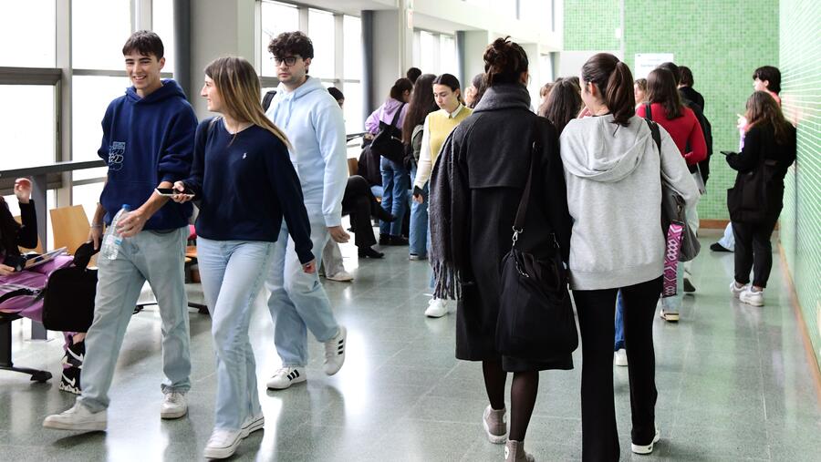 Aprobou ademais o regulamento de asistencia a clase nas ensinanzas oficiais de grao e mestrado Aprobou ademais o regulamento de asistencia a clase nas ensinanzas oficiais de grao e mestrado