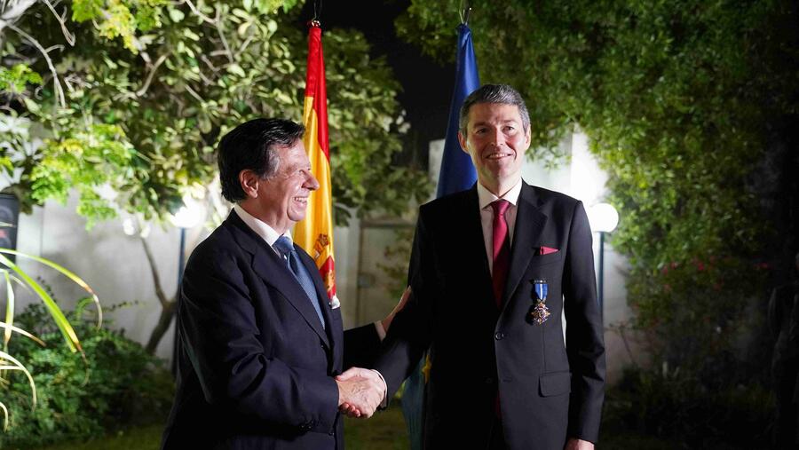 O embaixador de España nos Emiratos Árabes Unidos, Íñigo de Palacio, á esquerda, entregoulle a condecoración ao profesor Marcos López de Prado O embaixador de España nos Emiratos Árabes Unidos, Íñigo de Palacio, á esquerda, entregoulle a condecoración ao profesor Marcos López de Prado