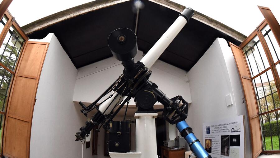 Un telescopio no Observatorio Ramón María Aller da USC. FOTO: Santi Alvite Un telescopio no Observatorio Ramón María Aller da USC. FOTO: Santi Alvite